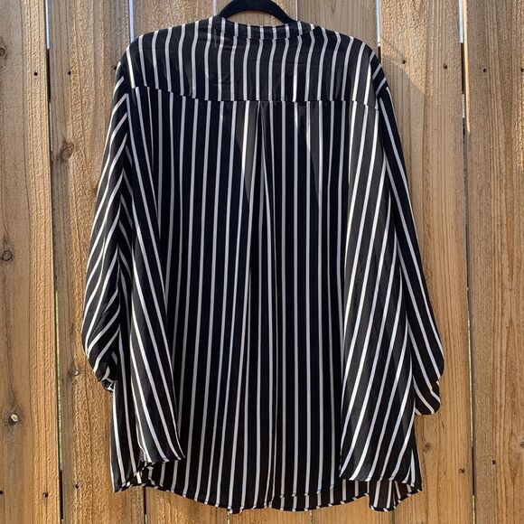 Take 50% OFF- Cato Women’s V-neck Blouse Striped, Size-26/28W - Picture 7 of 9